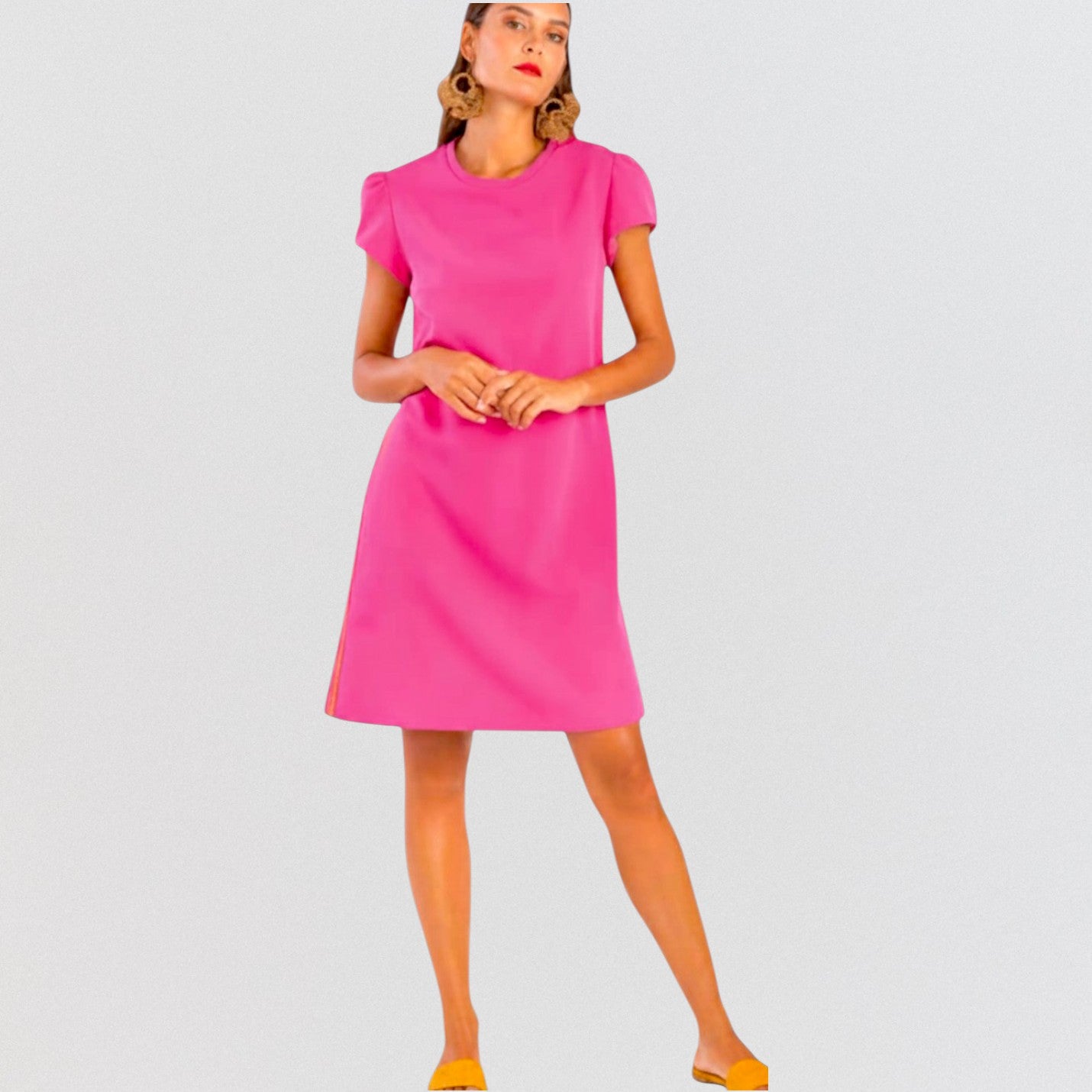 Modella indossa l'abito rosa Invogue Again Modica in misto poliestere, con maniche corte e silhouette elegante.
