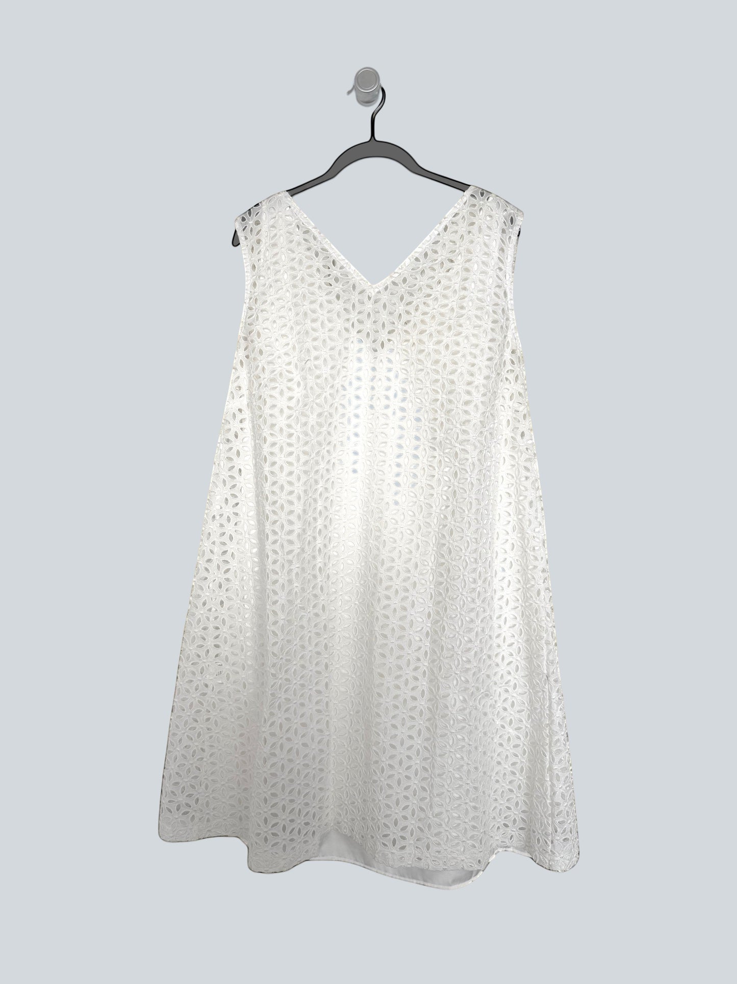 Abito Invogue Again modello GIOTTA in pizzo San Gallo bianco con scollo a V, realizzato in cotone elasticizzato.