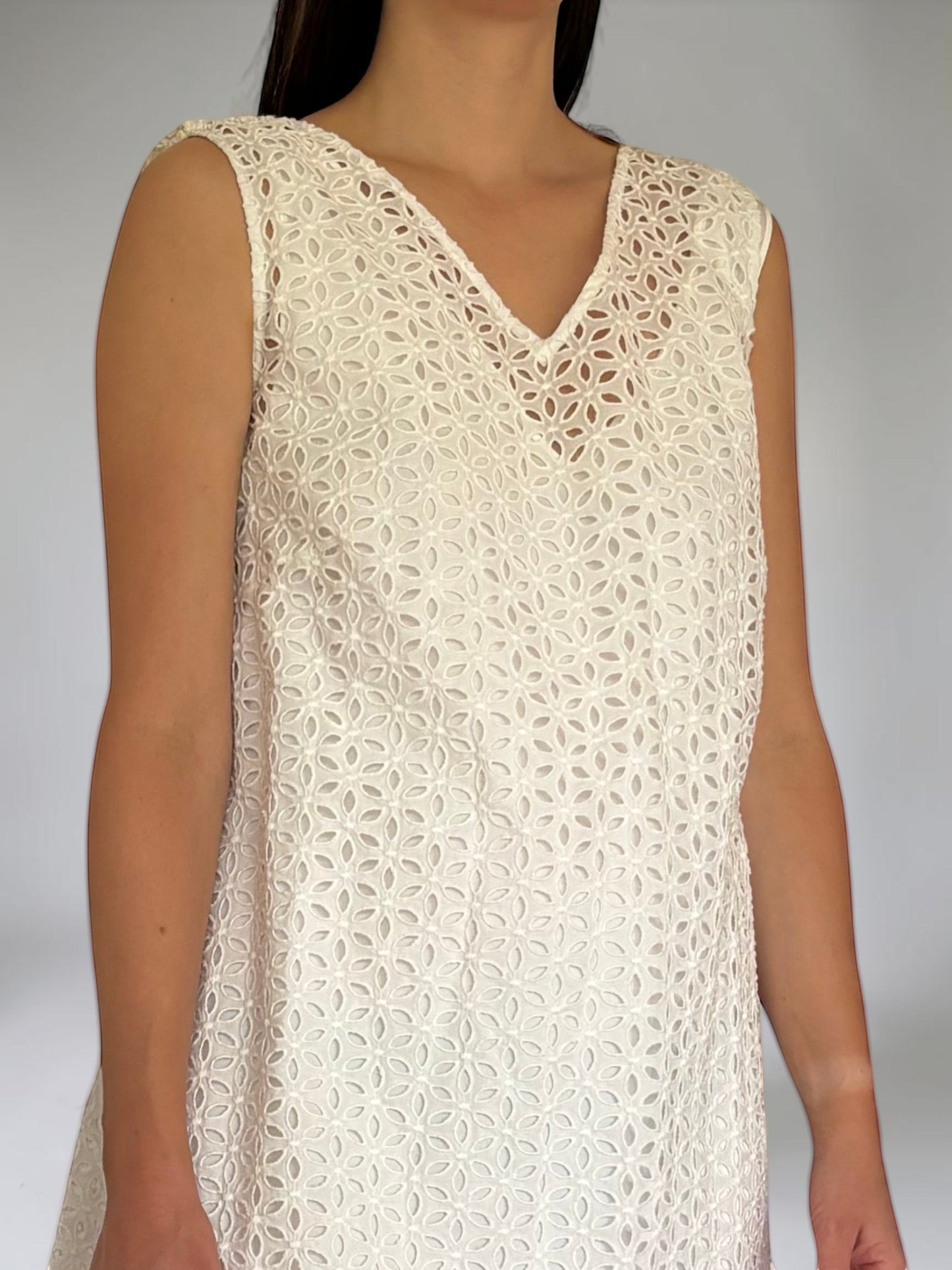 Abito Invogue Again modello Giotta in pizzo San Gallo bianco con scollo a V e design senza maniche in cotone