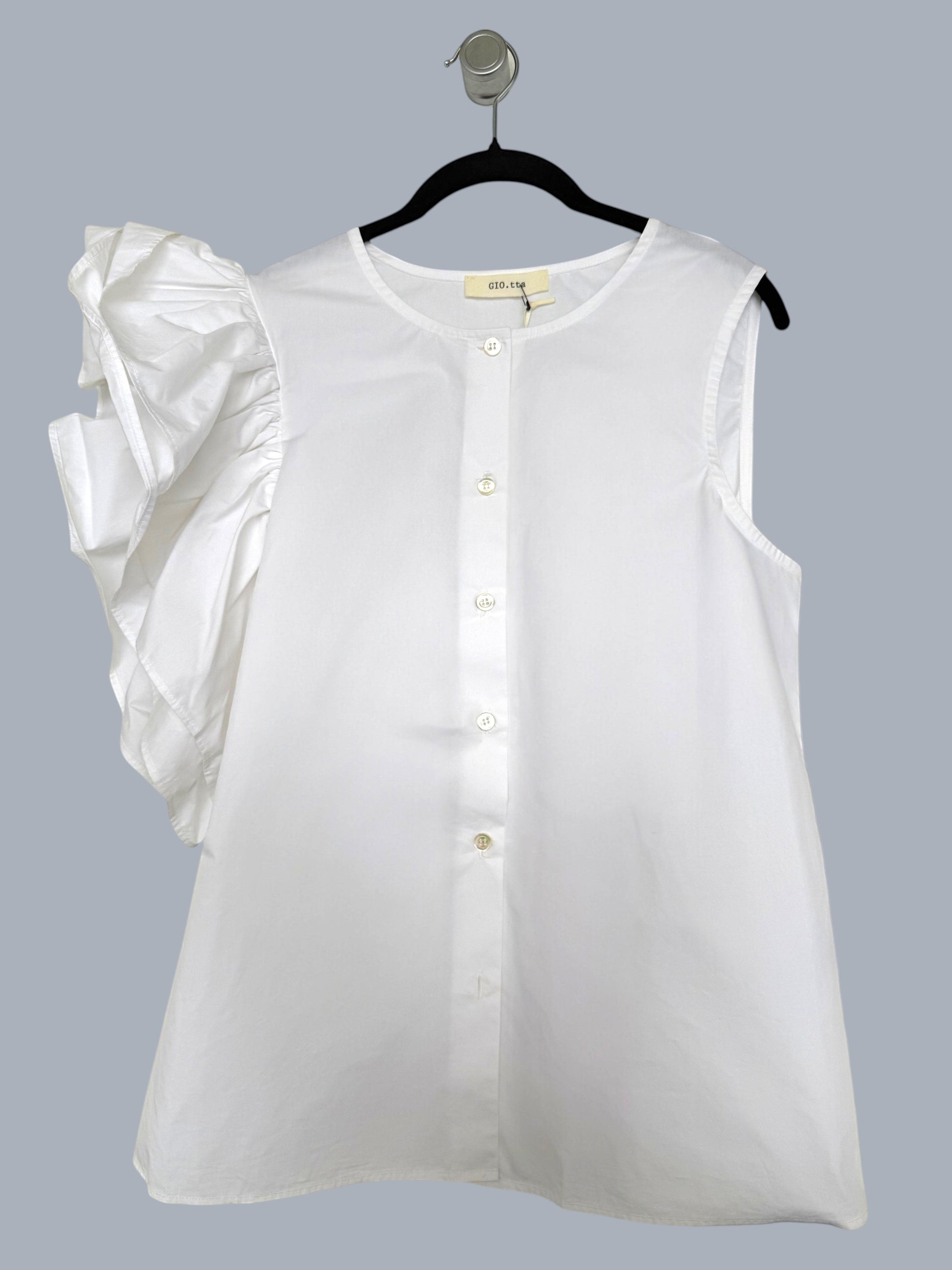 Camicia bianca senza maniche Invogue Again con volant asimmetrico sulla spalla e chiusura frontale a bottoni