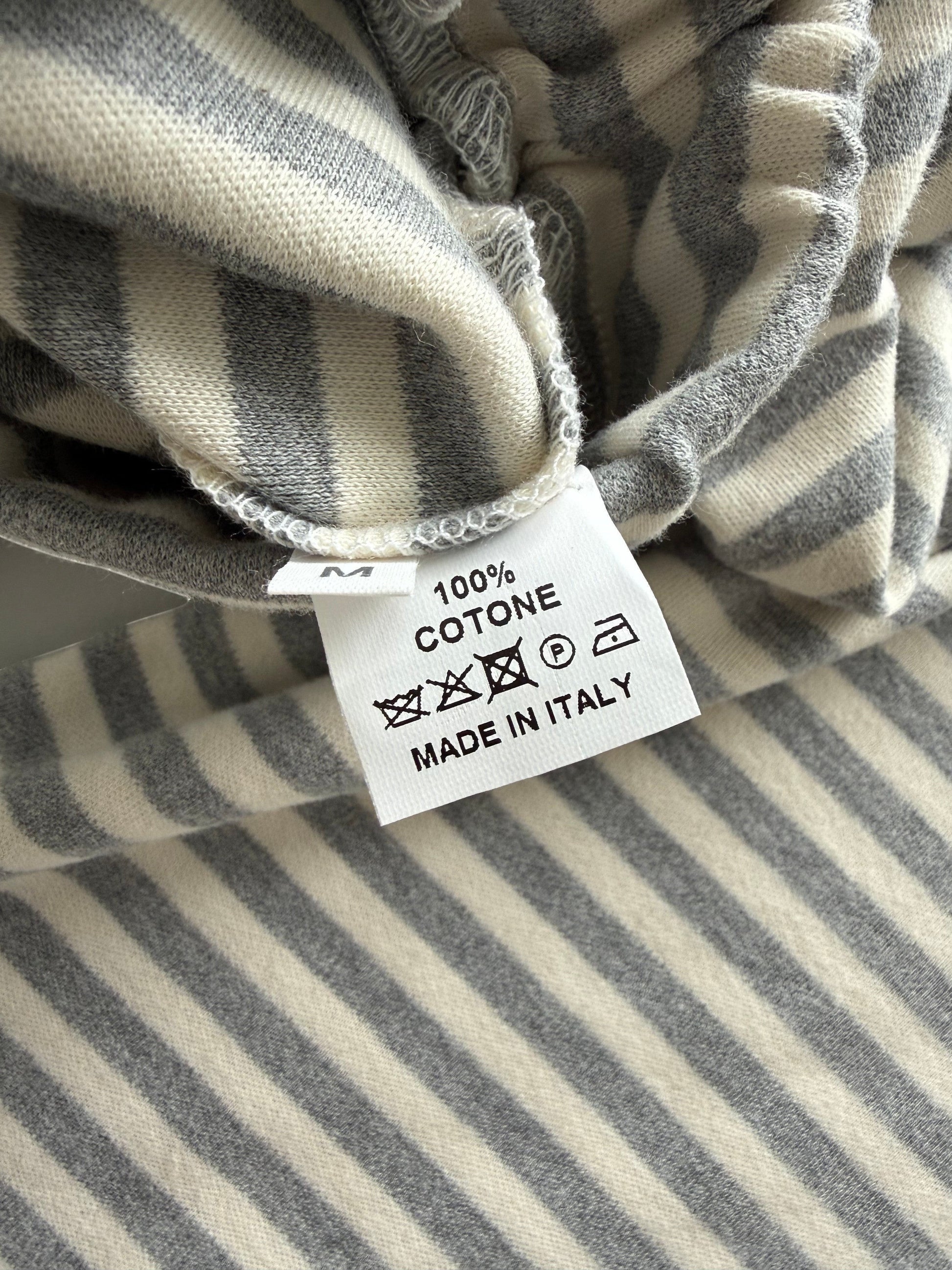 Etichetta interna dei pantaloni Invogue Again GIOTTA a righe bianche e grigie in 100% cotone made in Italy