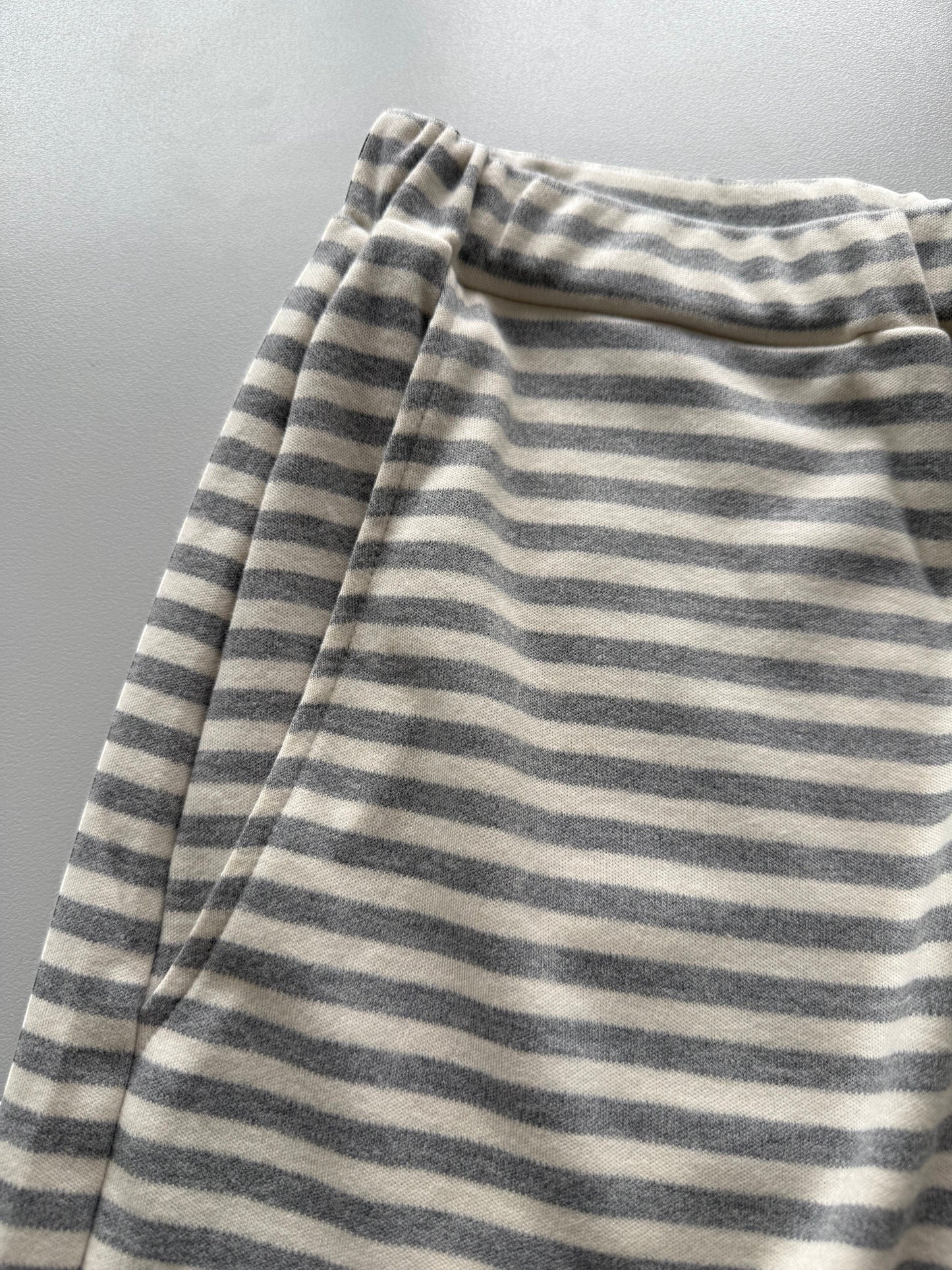 Pantaloni Invogue Again modello GIOTTA a righe bianche e grigie con elastico in vita e tasche laterali