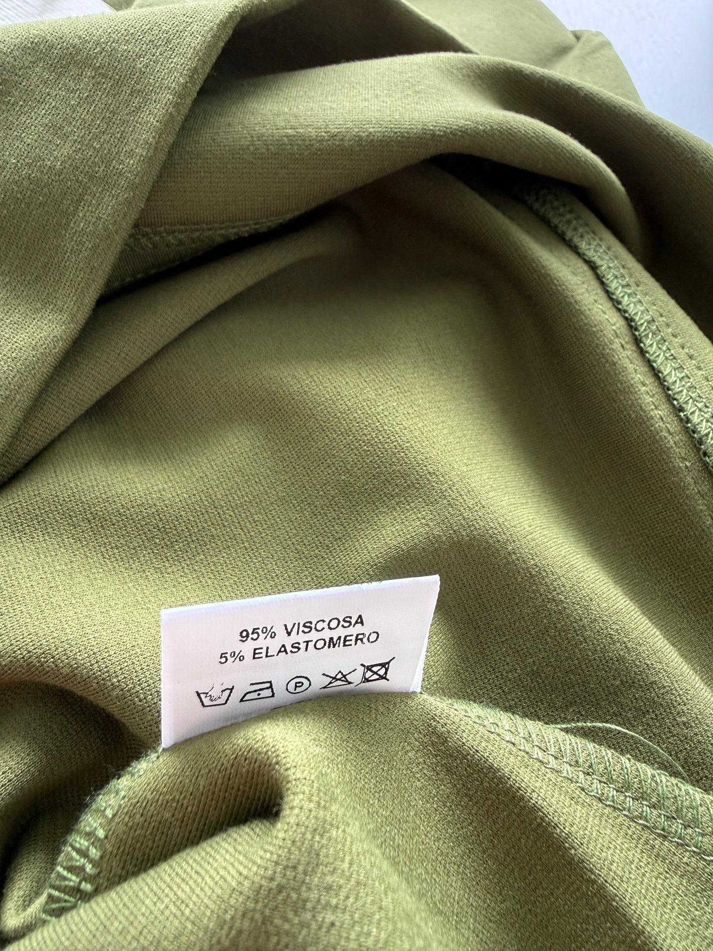 Etichetta interna dei pantaloni GIOTTA Garofano di Invogue Again in viscosa ed elastomero color verde oliva