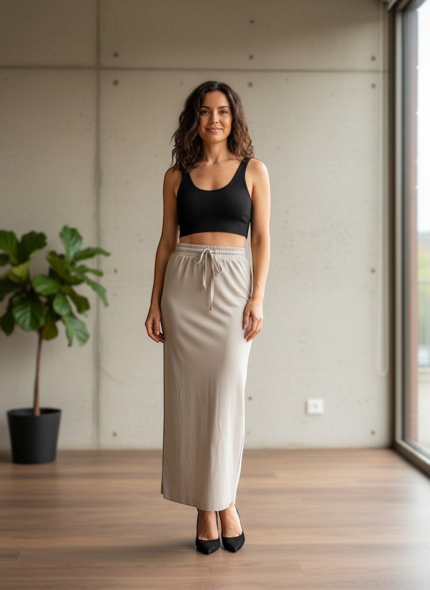 Modella indossa la gonna lunga beige Giotta di Invogue Again con vita elasticizzata e coulisse, abbinata a un top