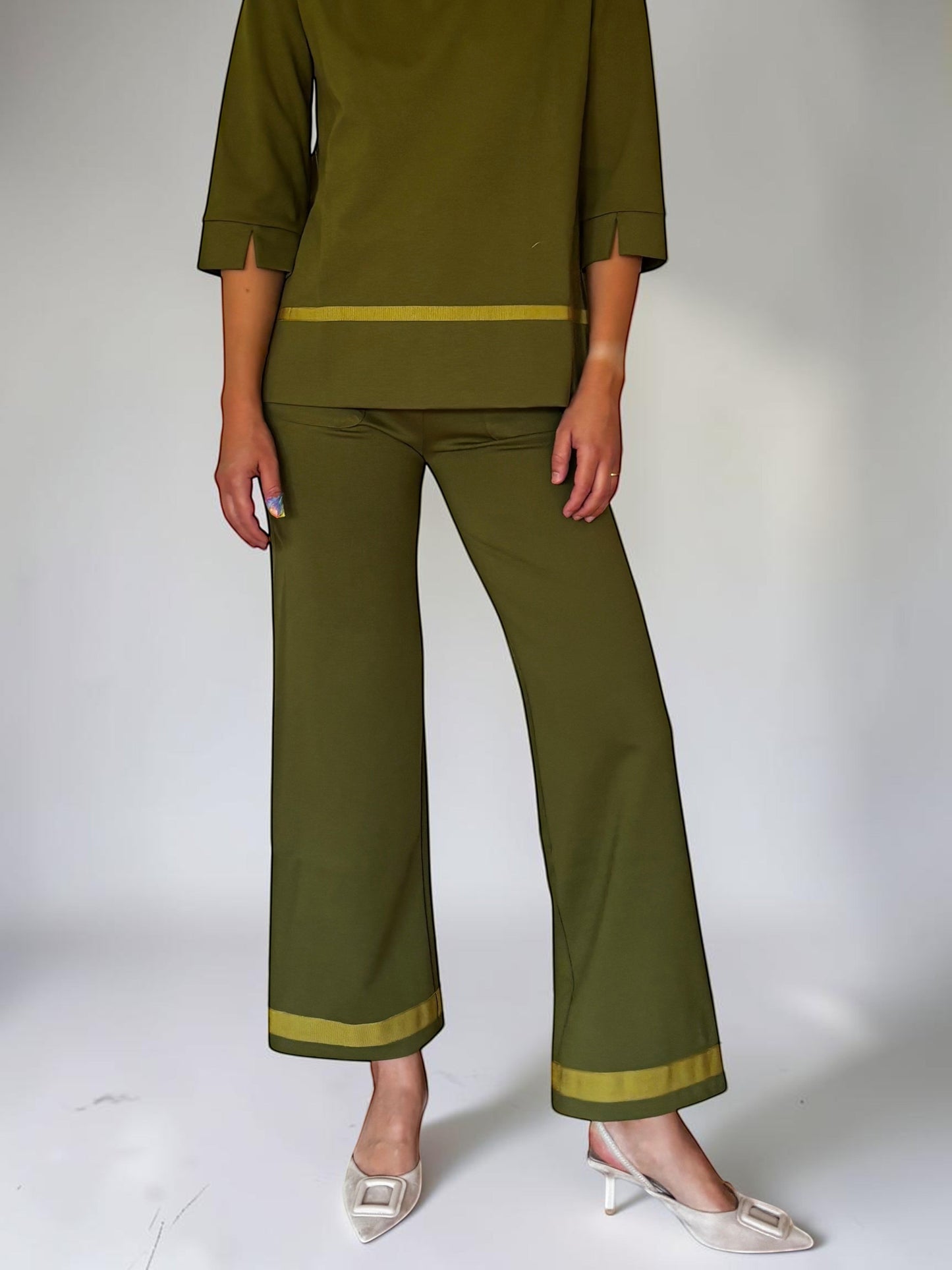 Modella indossa completo Invogue Again verde oliva con pantaloni Garofano e top abbinato in viscosa ed elastomero