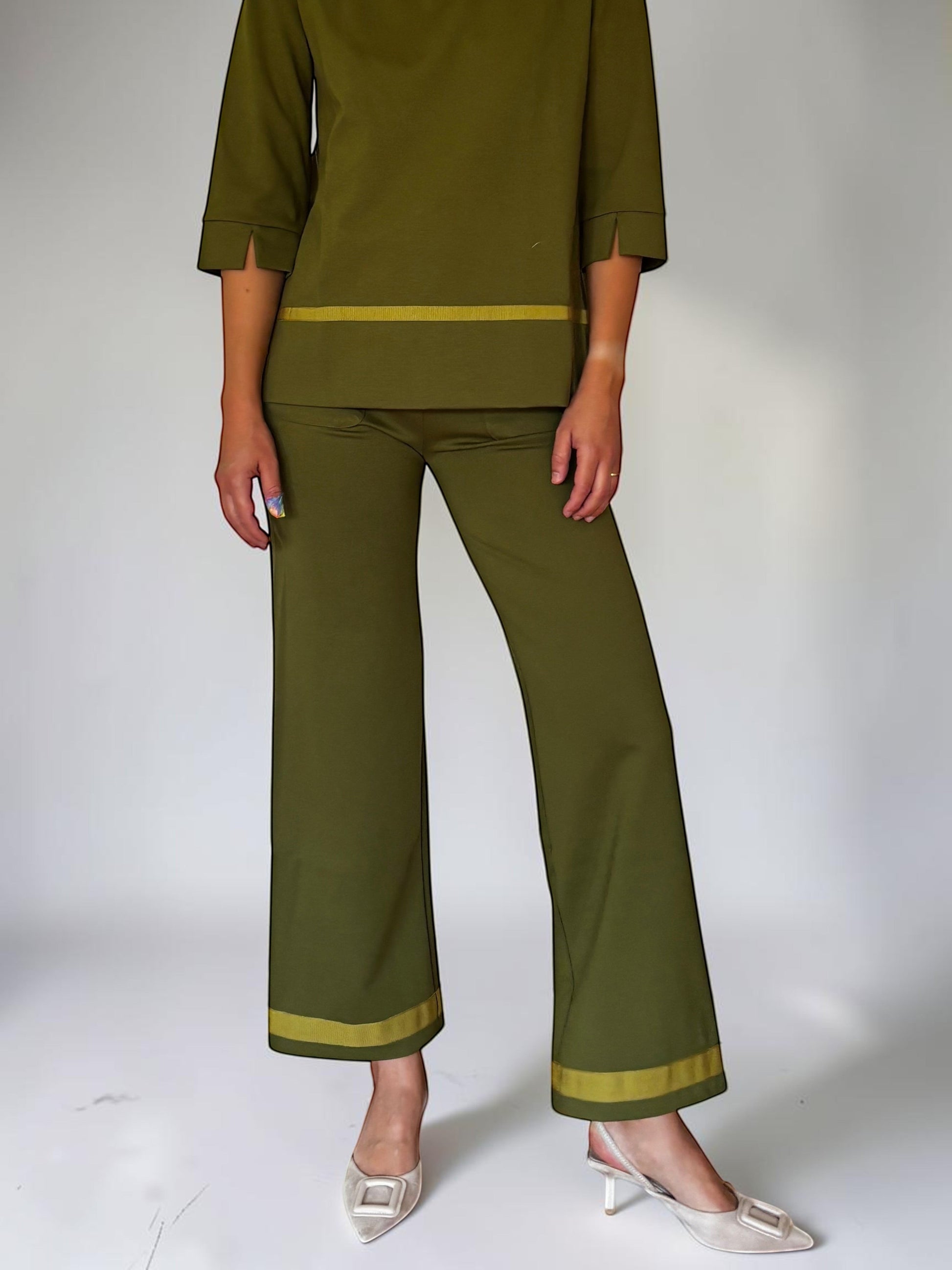 Modella indossa completo Invogue Again verde oliva con pantaloni Garofano e top abbinato in viscosa ed elastomero