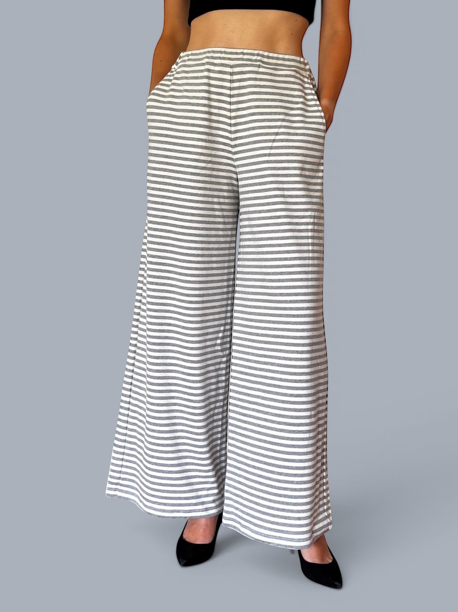 Pantaloni Invogue Again GIOTTA a gamba larga con motivo a righe orizzontali bianche e grigie ed elastico in vita