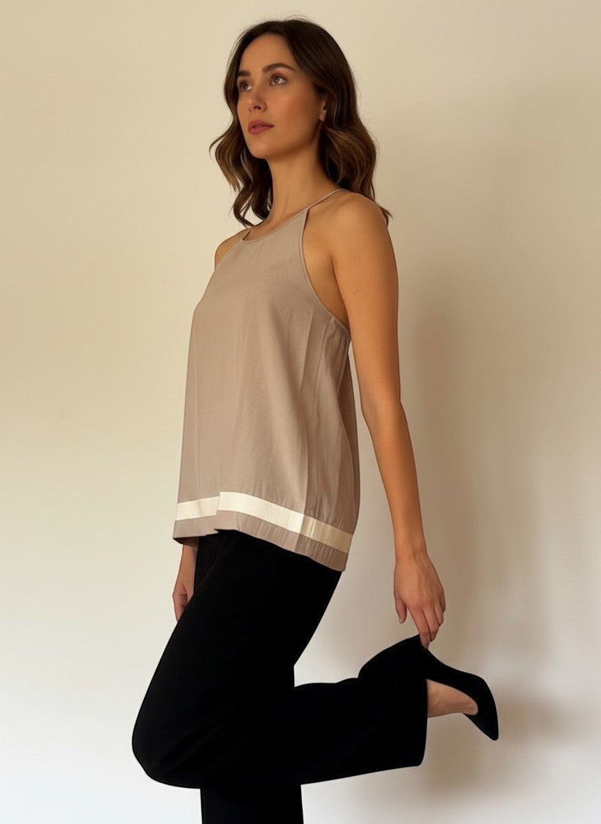 Modella indossa il top beige Invogue Again con scollo all'americana e dettaglio a contrasto sull'orlo inferiore