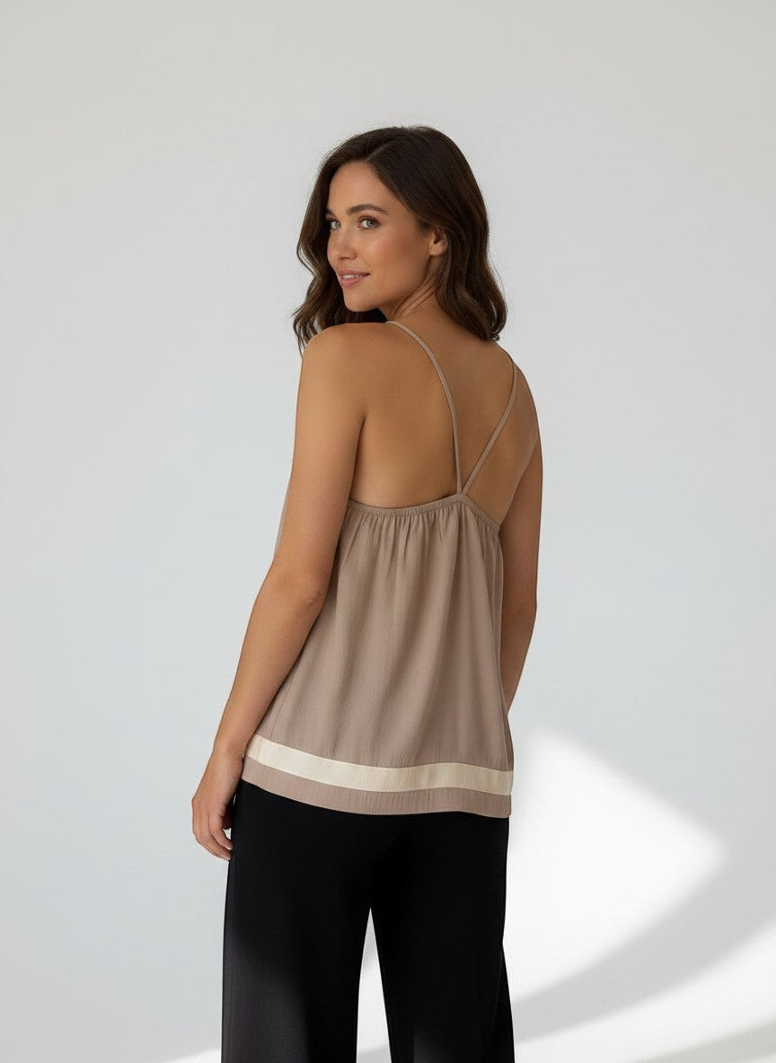 Modella indossa il top beige Invogue Again con spalline sottili e dettaglio a contrasto sull'orlo, vista posteriore.