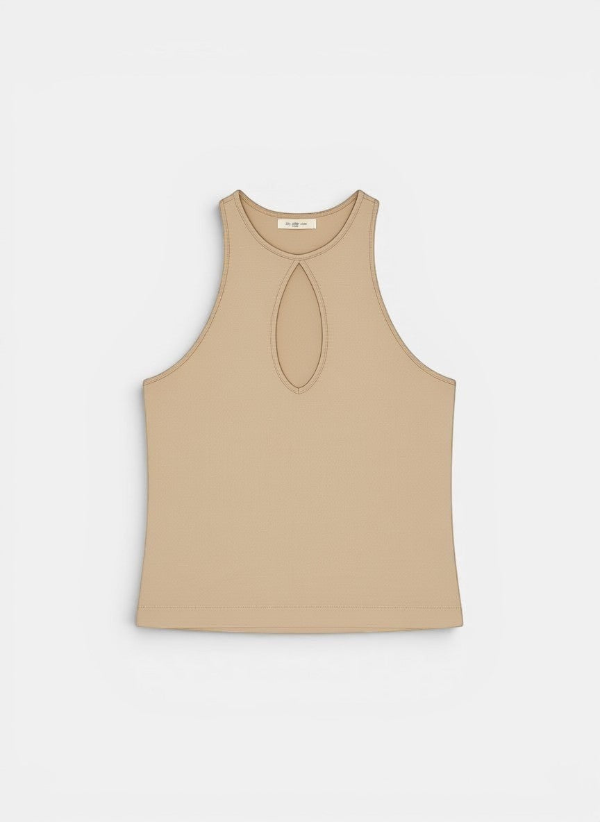 Top smanicato Invogue Again in jersey beige con scollo a goccia, elegante e versatile per ogni occasione.